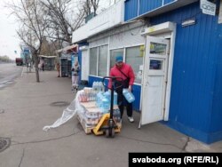 Людзі закупляюць ваду