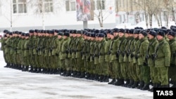 Военнослужащие во время мероприятий по случаю окончания курса подготовки мобилизованных 