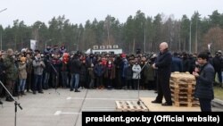 Лукашэнка выступае перад мігрантамі. Брузгі, 26 лістапада 2021