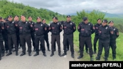 Polis qüvvələri Kirants kəndinə gedən yolda
