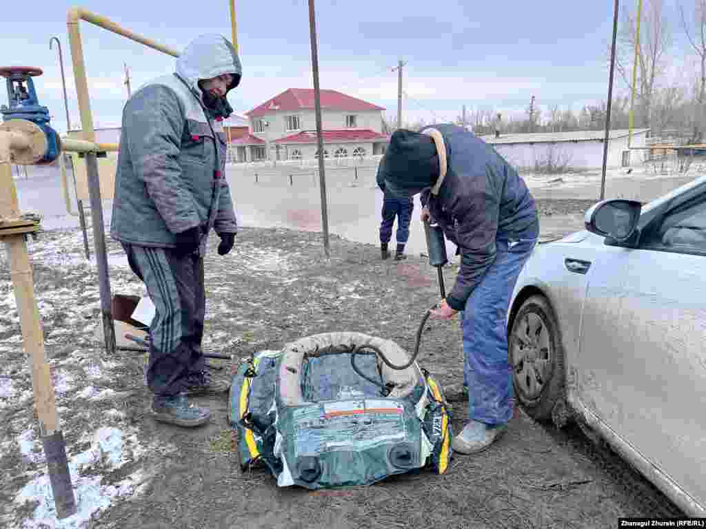  Елек өзені жағалауындағы су басқан үйіне жету үшін резеңке қайықты үрлеп жатқан адам. Тұрғындарды көшіруге әкімдік бөлген сексен автобус пен құтқарушылардан өзге қарапайым қала халқы, таксистер де атсалысқан. 