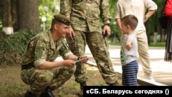 Ілюстрацыйнае фота. Дзеці з акупаванай Расеяй Данецкай вобласьці Ўкраіны наведваюць брыгаду спэцназу МУС у Менску