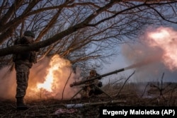 Украинские военнослужащие 68-й охотничьей бригады имени Олексы Довбуша выпускают ракету из СПГ-9 по российским позициям на передовой возле Угледара, Украина, 22 февраля 2023 года