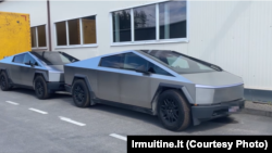 Сканфіскаваныя на мяжы Літвы зь Беларусьсю аўтамабілі Tesla Cybertruck. Фота lrmuitine.lt