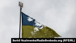 Расстраляны расейскімі войскамі дзяржаўны сьцяг Украіны. Ілюстрацыйнае фота