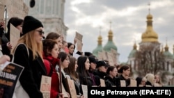 Родственники военнопленных и активисты держат плакаты в поддержку украинских военнопленных, защищавших позиции на металлургическом заводе «Азовсталь» в Мариуполе. Киев, 18 октября 2023 года