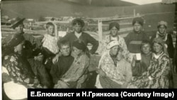 Праздничное гулянье кержацкой молодежи в нарядных костюмах, 1927 г.