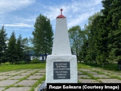 В центре Танхоя у железнодорожной станции стоит памятник участникам Великой Отечественной войны