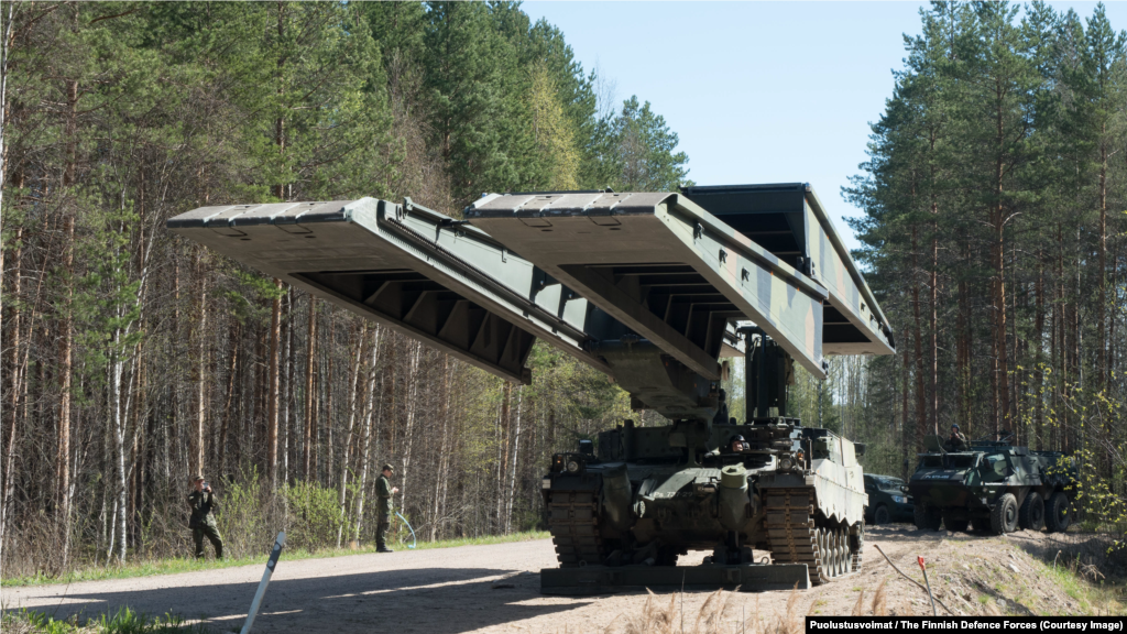 Leopard 2L&nbsp;Armored Bridge Layer Эта инженерная машина немецкого производства способна навести мост через водные пути шириной до 25 метров. Приборы ночного видения позволяют его экипажу из двух человек за несколько минут проложить переправу даже в полной темноте.