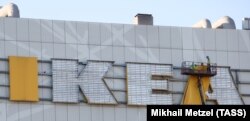 Демонтаж вывески IKEA с торгового центра в Москве