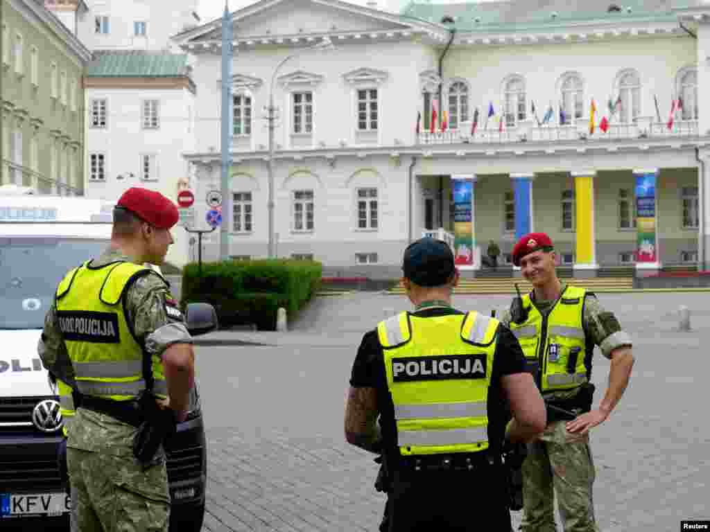 Супрацоўнікі паліцыі і вайсковец літоўскай арміі зьбіраюцца каля прэзыдэнцкага палаца. Вільня, Літва, 10 ліпеня 2023