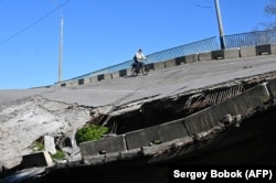 Поврежденный российскими обстрелами мост в Харьковской области