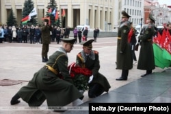 Ускладаньне вянкоў да помніка Леніну ў Менску, 7 лістапада 2023 году. Фота БелТА