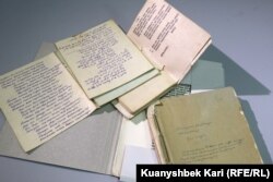 Шәкерім Құдайбердіұлы шығармаларының 1960 жылдарғы қолжазбалары және Ахат Құдайбердіұлының әкесі жайлы естелігі. Қолжазбалар Семей қаласының тұрғыны Аманғазы Смағұловтың жеке қорынан алынды.