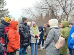 Светлана Каверзина (в центре) на пикете против запрета митингов в центре Новосибирска