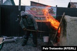 Нан салатын пешке от жағып жатқан адам. Алатау қаласы, Алматы облысы, 12 қаңтар, 2024 жыл