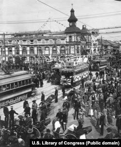 Улица в Токио в октябре 1905 года после победы в войне. Архивное фото