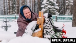 Раиса Пашнина на могиле своего погибшего на войне в Украине сына Алексея