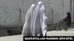 Qəndəharda burqa geyinmiş əfqan qadınlar.