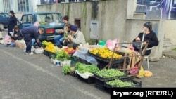 Сельские жители в центре Батуми торгуют выращенными овощами и фруктами