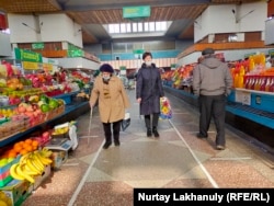 Көк базардағы жеміс-жидек, көкөніс сататын жерде жүрген адамдар. Алматы, 2 наурыз 2022 жыл.