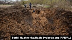 Варонка пасьля расейскай атакі ў Данецкай вобласьці. Ілюстрацыйнае фота