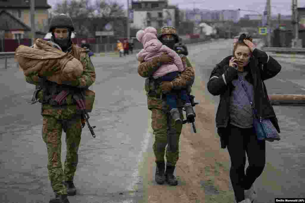 Украина солдаттары бейбіт тұрғындарды эвакуациялап жатыр. Киев маңы. 5 наурыз 2022 жыл.&nbsp;