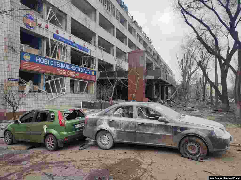 Марыюпаль пасьля ракетных абстрэлаў расейскай авіяцыяй. Фота 9-10 сакавіка 2022 г.