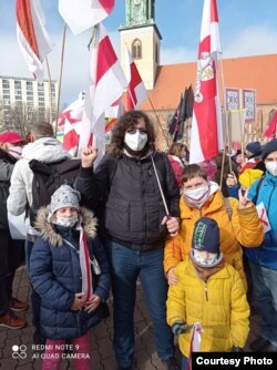 Натальля зь сям’ёй на акцыі ў падтрымку Ўкраіны ў Бэрліне