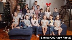 Вікторыя Онахава-Жураўлёва з мужам і іх 13 дзяцей
