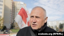 Belarus — Politician Mikoła Statkievič among the supporters of Źmicier Palijenka near Minsk city court, 25sep2019