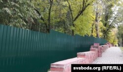 Вакол будоўлі зьявіўся грунтоўны плот