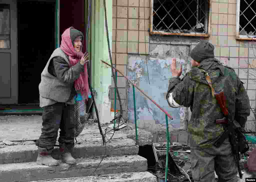 1 сәуірде қаладан шамамен 2 мың адам шығып, Запорожье қаласына аттанғаны хабарланды. Бірақ Мариупольде әлі 150 мыңдай адам бар. Суретте қала тұрғыны Ресей әскериімен сөйлесіп тұр.&nbsp;