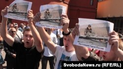 Митингующие требуют найти и покарать убийц экс-полковника Юрия Буданова (Москва, 12 июня 2011 года)