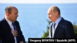 Нафталӣ Беннет ва Владимир Путин ҳангоми мулоқот дар рӯзи 21-уми октябри соли 2022 дар шаҳри Сочи. 