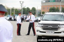 Выпуск Акадэміі МУС на плошчы дзяржаўнга сьцягу ў Менску. Юры Караеў і начальнік Акадэміі МУС Сяргей Дарошка