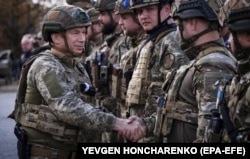 Александр Сырский пожимает руки украинским военным в Лимане после освобождения города от российской оккупации, октябрь 2022 года