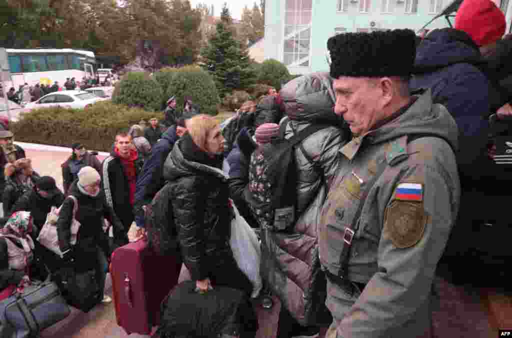 Гражданские лица из Херсона прибывают на железнодорожный вокзал Джанкой в аннексированном Россией Крыму, чтобы дождаться отправки в Россию 21 октября. Аналитики говорят, что одной из причин &laquo;официальных&raquo; призывов к людям покинуть город в последние несколько дней является то, что местные жители могли бы помочь украинским силам, если они продвинутся в город. &nbsp;