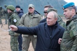 Владимир Путин во время посещения военного полигона Западного военного округа