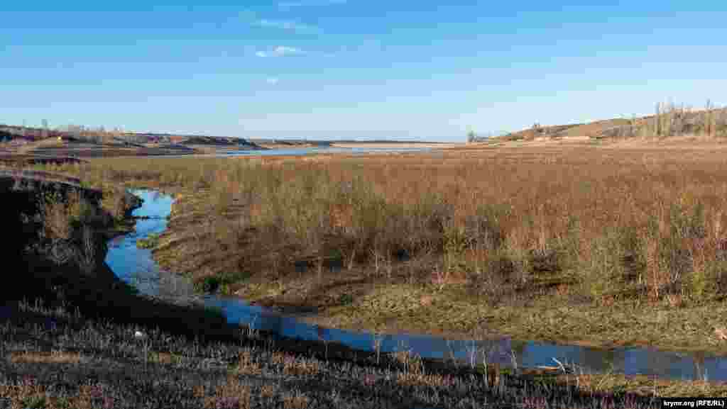 Водой заполнен в основном северный край чаши Белогорского водохранилища перед самой его плотиной