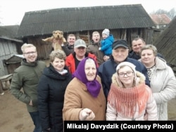 Першае сэлфі бабця зрабіла сёлета на Вялікдзень. Традыцыйна на сьвяты ў вёску прыяжджаюць дзеці, унукі і праўнук