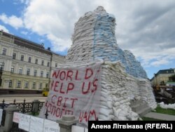 Помнік княгіні Вользе, апосталу Андрэю і асьветнікам Кірылу і Мяфодзію пад аховай ад магчымых расейскіх абстрэлаў