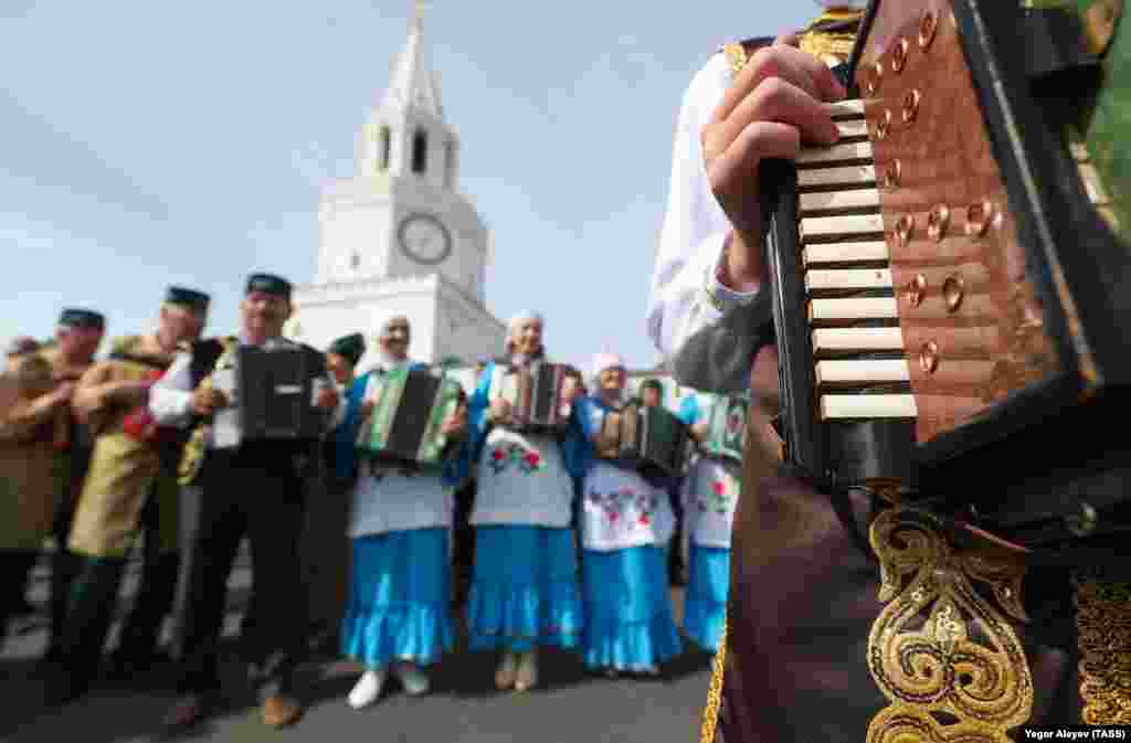 Выступления коллективов во время празднования в Казани