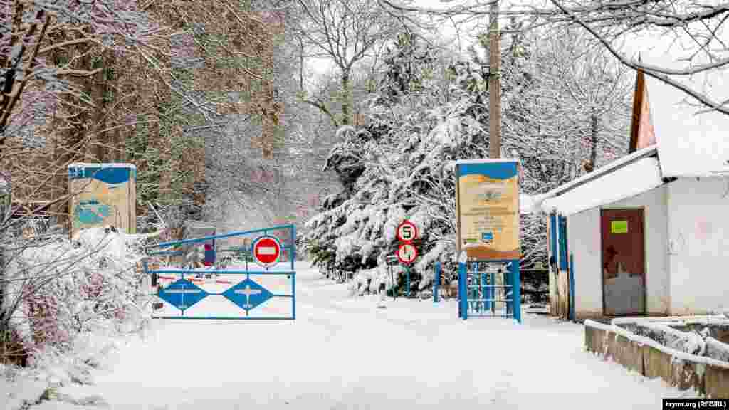 На первом КПП продолжает дежурить охранник