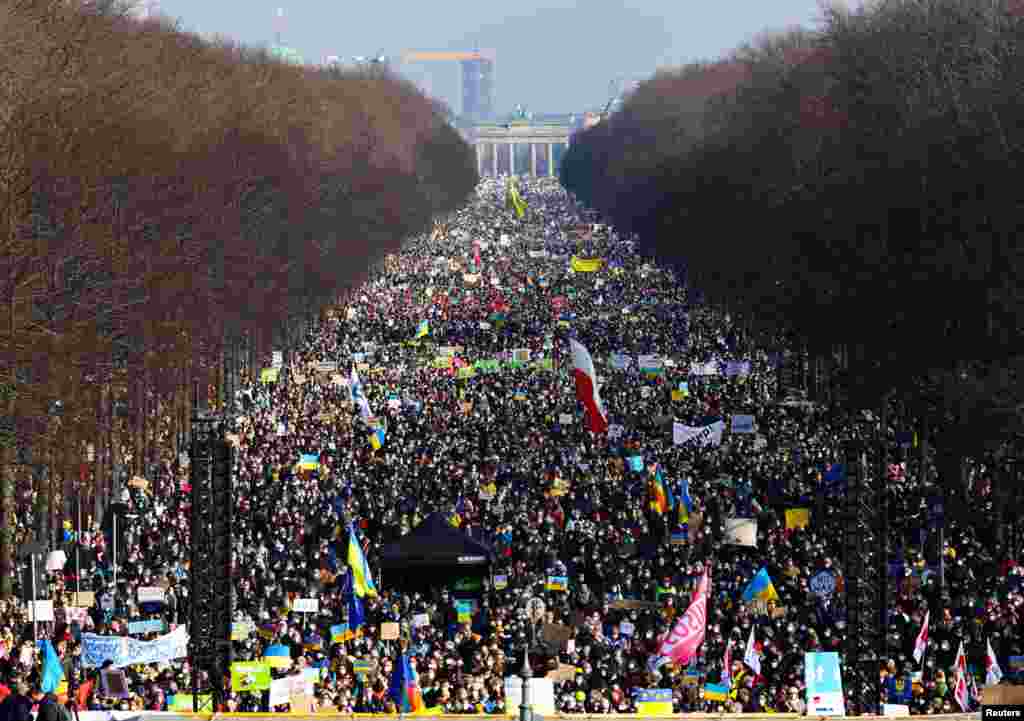 Более 100 тысяч человек собрала акция в центре Берлина против российского вторжения в Украину.