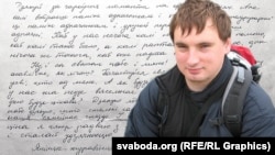 Андрэй Кузьнечык на тле свайго ліста з турмы