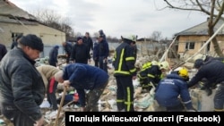 Разбор завалаў ад расейскага авіяўдару ў вёсцы Мархаліўка Кіеўскай вобласьці. 4 сакавіка 