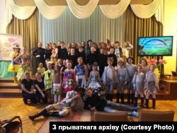 Дзьмітры з вучнямі. Фота з уласнага архіву