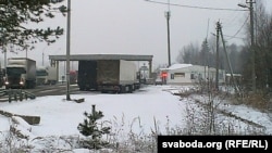 Пункт пропуску на беларуска-расейскай мяжы. Фота з расейскага боку. Дарога Р21 Віцебск — Смаленск