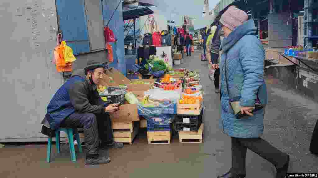 В этом ряду продают овощи, фрукты и одежду